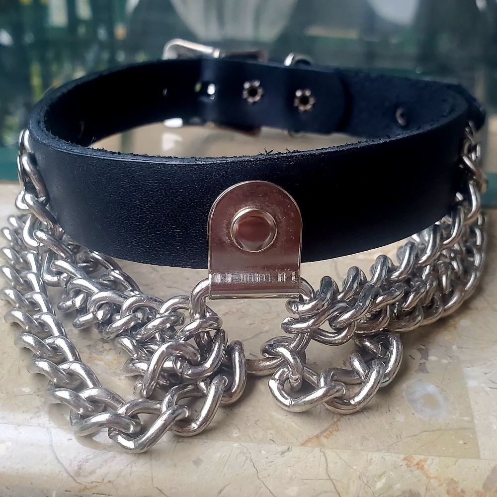 Choker with three metal chains